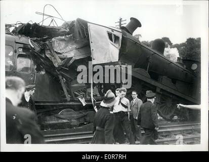 Juillet 07, 1958 - beaucoup de blessés à Londres : accident ferroviaire entre vingt et trente personnes ont été blessées ce matin dans une collision entre un train à vapeur et un train électrique à Maze Hill railway station, Greenwich. La photo montre le moteur de le train à vapeur perchés sur les brisées - train électrique à Maze Hill aujourd'hui. Banque D'Images