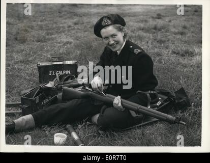 07 juillet, 1958 - Association nationale des prix annuel Réunion au Camp de Bisley. : la National Rifle Association 89e. Premier annuel Réunion, s'est ouverte aujourd'hui au camp de Bisley. La photo montre la troisième officier Anne Ridley, W.R.M.V.R. De la part de Newcastle , qui faisait sa première apparition à Bisley, vu la préparation de son rifle ce matin. Banque D'Images