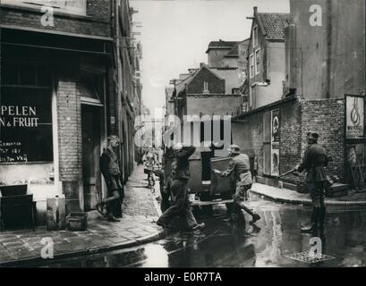 Juillet 07, 1958 - Tournage de ''Le journal d'Anne Frank'' - à Amsterdam. L'arrestation d'un jardiniers.:D'Van Hoeven sort de la salle d'attente - camion sous les yeux de l'Allemand suivi de son fils -pendant le tournage à Amsterdam hier Banque D'Images