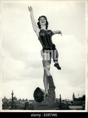 Juillet 07, 1958 - Danseuse à comparaître ce soir après la dernière étape d'une nuit d'automne : Merian Morris, le 19 ans, membres de l'Adagio Le groupe de danse Danseurs de Dior, qui est tombé tête la première sur la scène pendant leur acte au London Palladium la nuit dernière, s'affiche comme d'habitude ce soir. Merian a été prise à l'hôpital inconscient, mais plus tard autorisés à rentrer chez eux. Photo montre Merian Morris, avec ses partenaires, à répéter sur le toit de la London Palladium. Banque D'Images