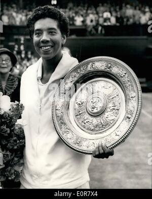 Juillet 07, 1958 - Simple dames finale à Wimbledon Althea Gibson bat Angela Mortimer. Photo montre Mlle Althea Gibson (USA), en photo avec le trophée après sa victoire sur deux séries Angela Mortimer (GO) dans le simple dames finale à Wimbledon aujourd'hui. Banque D'Images