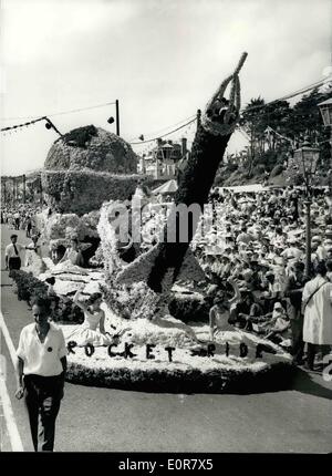 Juillet 07, 1958 - Bataille de fleurs Jersey : La photo montre la vue du tableau coloré intitulé ''Rocket Ride'' et lauréat du Prix d'honneur vu en procession lors de la Bataille de fleurs Jersey annuel aujourd'hui. Banque D'Images