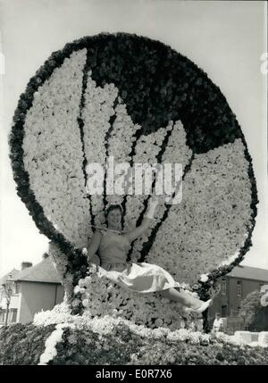 Juillet 07, 1958 - Bataille de fleurs Jersey. Photo montre Margaret O'Brien assis sur l'un des beaucoup de chars - sous la forme d'une énorme coquille de mer, au cours de la Bataille de fleurs Jersey annuel aujourd'hui. Banque D'Images