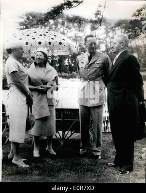 Juillet 07, 1958 - Le président d'Israël en Hollande. : M. Isaac Benzwi, Président d'Israël et son épouse, ont été reçus au Palais Huis ten ''Boach'' à l'Hagu, par la reine Juliana et le prince Bernard. La photo montre la reine Juliana et le Prince Bernhard vu avec le président Ben Zwi (à droite), et sa femme dans le parc du palais d'hier. Banque D'Images