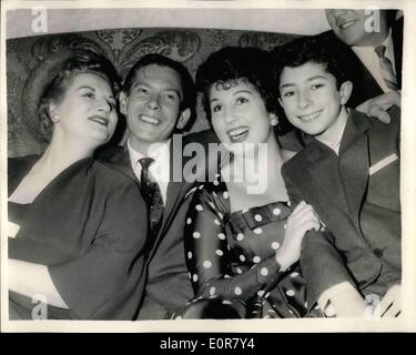 14 mai 1958 - 14-5-58 stars d'enregistrement que vous pourrez dîner Variety Club. L'enregistrement des variétés Top stars étaient invités à un déjeuner-causerie dans le Variety Club Dorchester Hotel cet après-midi. Ils comprennent Mantovani, Stanley Black, Petula Clark et Johnnie Ray. Photo : Keystone montre quatre des meilleurs stars lors du déjeuner cet après-midi, ils sont de gauche à droite : Anne Shleton ; Johnnie Ray ; Alma Cogan et quatorze ans Laurie Loidon. Banque D'Images