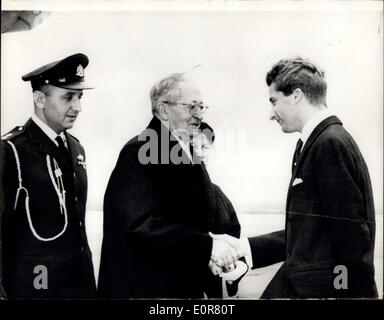 Juillet 18, 1958 - Le président d'Israël arrive à Bruxelles. Photo montre M. Ben Zwi, Président d'Israël, et son épouse, d'être vu Banque D'Images