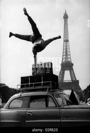 L'homme effectue des truc en face de la Tour Eiffel Banque D'Images