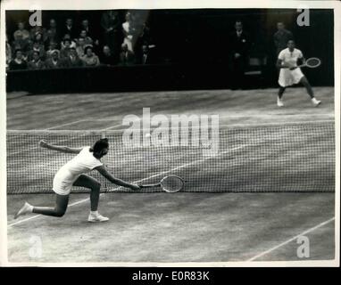 Juillet 07, 1958 - Simple dames finale à Wimbledon. Althea Gibson bat Angela Mortimer. Photo montre Angela Morton (le plus proche), et l'appareil photo, Althea Gibson vu en jeu au cours de leurs dames en finale à Wimbledon, qui aujourd'hui Miss Gibson remporte en deux ensembles. Banque D'Images