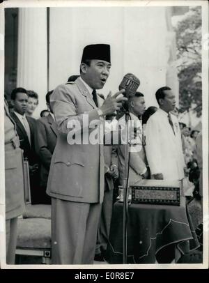 08 août, 1958 - commémorations de l'indépendance de l'Indonésie. Le président aborde les écoliers : l'atmosphère d'intrigue et la tension a été rejetée récemment dans la ville de Djakarta où la population se sont réunis pour célébrer la 13e année de l'indépendance de l'Indonésie. Les gens de tous les horizons se sont joints à la procession depuis le palais présidentiel. La photo montre le Président Sukarno aborde une foule d'élèves qui s'étaient rassemblés à l'avant-cour du palais pour chanter des chansons nationales. Banque D'Images