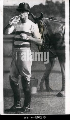 Juillet 07, 1958 - Le duc a un cours de recyclage : jouer au polo est une vraie épreuve - le duc d'Édimbourg prend au cours de l'intervalle de rafraîchissement dans le match à Cowdray Park entre son côté - le Welsh Guards et des centaures. Banque D'Images