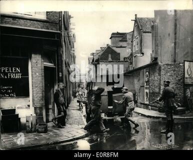 Juillet 07, 1958 - Tournage de ''Le journal d'Anne Frank'' - à amsterdan. L'arrestation d'un marchand. Des scènes ont été tourné en Amsterdan hier pour le nouveau film ''Le journal d'Anne Frank'' et l'une des scènes a été l'arrestation de D.Van Hoeven un jardiniers le même homme qui a été arrêté pendant la guerre et son fils, Anne Frank a été témoin de cette arrestation de sa fenêtre d'entrepôt et l'a décrit graphiquement dans son journal. Photo montre D.Van Hoeven sort de la salle d'attente camion sous les yeux de l'Allemand suivi de son fils pendant le tournage à Amsterdan hier. Banque D'Images