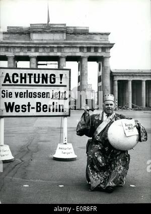 Juillet 07, 1958 - ''l'Allemagne'' : tout un couronnement exceptionnellement jeudi (juillet place en face de l'Brandenburger-Tor. La ''l'église de Dieu'', H.A. Tomlinson (H.A. Tom lui-même ''roi de France''. Selon lui une paroisse de plus de 70 000 membres, estimer le monde entier à plus de 70 millions. Fourrure que déjà dans 26 pays, il a été le couronnement de crow à Berlin, il a l'intention d'aller à Leni Photo montre en face de l'Brandenbur Tomlinson assis sur son trône, couronnant lui est titulaire d'un ''livre des lois'', dans l'autre han et le poster ''Le Monde' Banque D'Images