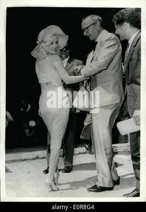 Juillet 07, 1958 - La célèbre star hollywoodienne Mamie Van Doren arrive à Rome. Photo montre : Mamie Van Doren vu à son arrivée à l'aéroport de Ciampino portant une robe dos nu. La célèbre star est arrivée à Rome, à l'étoile dans un nouveau film Sabrina's belles jambes . Avec elle est son producteur M. Crisman Banque D'Images