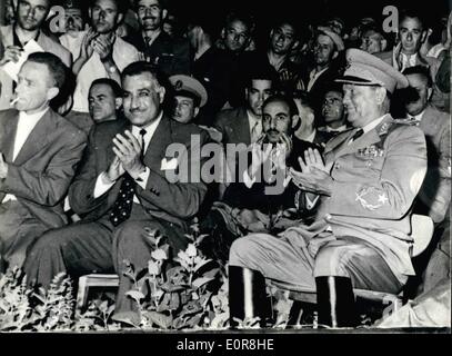 Juillet 07, 1958 - Le Président Nasser en Yougoslavie : photo montre le Colonel Nasser Président de la République arabe unie, qui est en visite en Yougoslavie, en compagnie du président Tito, lorsqu'ils ont assisté à la célébration du 15ème anniversaire, de la bataille de la Sutjeska. Banque D'Images