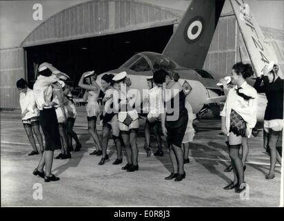 Juillet 07, 1958 - La marche ''Wrens'' ont perdu leur uniforme : Lorsqu'une partie de Wrens marchaient à travers l'aviation à la Lee-on-Solent air station hier, quelqu'un a commencé un moteur à réaction - et le vent a arraché leurs uniformes. Mais il n'y aura pas de come-back de l'Amirauté, parce que les filles étaient de jeunes modèles, qui ont été utilisés au lieu de les troglodytes réguliers pour cette scène dans le nouveau film de comédie britannique ''plus haut dans la creek''. Du vrai Wrens (membres de la Women's Royal Naval Service), n'ont été utilisées au début de la scène. Banque D'Images