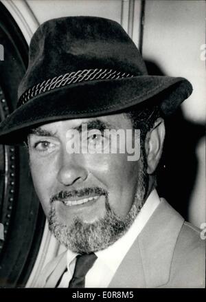 08 août, 1958 - Tyrone Power arrive à Londres : Tyrone Power star du film est arrivé à Waterloo aujourd'hui à partir de Southmapton dans la Liberte voile-train, en route vers l'Espagne pour tirer 'Solomon et Sheba'', avec Gina Lollobrigida. Tyrone, qui est accompagné de son épouse, l'ex-Debbie Smith Minardos, porte une barbe pour la partie du film. La photo montre la photo de Tyrone Power Waterloo après l'arrivée d'aujourd'hui. Banque D'Images