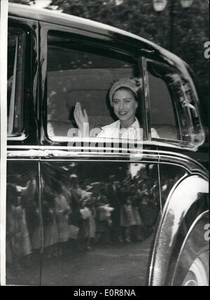 08 août, 1958 - La princesse Margaret retourne à partir de la tournée canadienne. La princesse Margaret est arrivé à l'aéroport de Londres aujourd'hui. après le tour du Canada. La reine Elizabeth la reine mère était à l'aéroport pour accueillir sa. photo montre son altesse royale la princesse Margaret en photo en agitant à la foule, qui peut être vue reflétée dans l'aéroport aujourd'hui. Banque D'Images