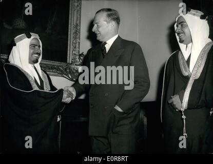 Juillet 07, 1958 - Bahreïn Héritier voit Selwyn Lloyd. Le cheikh Isa Bin Salman Al Khalifa, fils aîné du Roi de Bahreïn et héritier présomptif de l'sheikhdom, et son jeune frère, Cheikh Khalifa ben Salman Al Khalifa, qui sont ici en tant qu'invités du gouvernement britannique, a rencontré aujourd'hui, le ministre des Affaires étrangères, M. Selwyn Lloyd, au Foreign Office. Photo : Keystone montre M. Selwyn Lloyd, serre la main avec le cheikh Isa Bin Salman Al Khalifa, héritière de la règle de Bahreïn, observé par le Cheikh Khalifa ben Salman Al Khalifa, le jeune frère de l'héritier, à l'Office des étrangers d'aujourd'hui. Banque D'Images