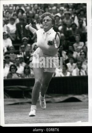 Juillet 07, 1958 - Demi-finale à Wimbledon. Ann Haydon c. Althea Gibson. Photo : Keystone montre- Mlle Ann Haydon (G.B.), vu en jeu contre Mlle Althea Gibson (États-Unis), au cours de leurs chers des célibataires demi-finale à Wimbledon. Banque D'Images