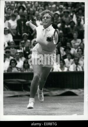 Juillet 07, 1958 - Dames en Semf-Final à Wimbledon. Ann Haydon c. Althea Gibson. Photo montre Miss Ann Haydon (G.B.), vu en jeu Miss reviendrons dans cet hôtel Althea Gibson (États-Unis) au cours de leurs chers des célibataires demi-finale à Wimbledon aujourd'hui. Banque D'Images