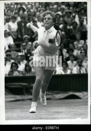 Juillet 07, 1958 - Demi-finale à Wimbledon. Ann Baydon C. Althea Gibson. Photo montre Miss Ann Haydon (G.B.) vu en jeu contre Mlle Althea Gibson(U.S.A..), au cours de leurs chers des célibataires demi-finale à Wimbledon aujourd'hui. Banque D'Images