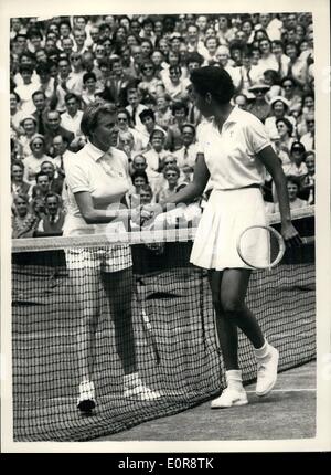 Juillet 07, 1958 - Demi-finale à Wimbledon Althea Gibson bat Ann Haydon : photo montre. Ann Haydon (à gauche), serre la main avec Althea Gibson après que ce dernier l'avait battue 6-2 - =6-0 dans leur match de demi-finale des célibataires aujourd'hui. Banque D'Images