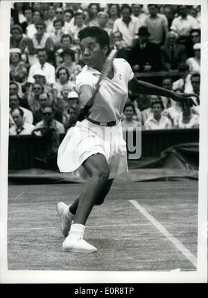 Juillet 07, 1958 - Demi-finale à Wimbledon. Ann Haydon c. Althea Gibson. Photo Keystone montre- Mlle Althea Gibson (États-Unis), en jeu contre Mlle Ann Haydon (G.B.), au cours de leurs chers des célibataires demi-finale à Wimbledon. Banque D'Images