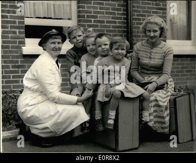 Juillet 07, 1958 - Premier britannique arrivent à la maison de l'Iraq. La partie de la femme et de leurs enfants - la première britanniques de quitter l'Iraq depuis la révolution, est arrivé à l'aéroport de Southend ce matin. De l'aéroport, ils ont été conduits à l'hôtel de transit Air Parade à Hendon. Ils se sont envolés de Bagdad via Cologne. Photo : Keystone Montre (l'arrière vers l'avant) : Peter, 8 ; Janet, 5 ; Robin, 4 ; et Jane, 4 ; vu avec leur mère, et l'infirmière de la Croix-Rouge, Mme Fletcher, vu aujourd'hui après son arrivée à Hendon. Leur père travaille dans une banque à Bagdad. Banque D'Images