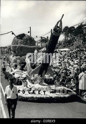 Juillet 07, 1958 - Bataille de fleurs Jersey. Photo : vue sur le tableau coloré intitulé ''Rocket Ride'' - et lauréat du Prix d'honneur - vu en procession lors de la Bataille de fleurs Jersey annuel aujourd'hui. Banque D'Images