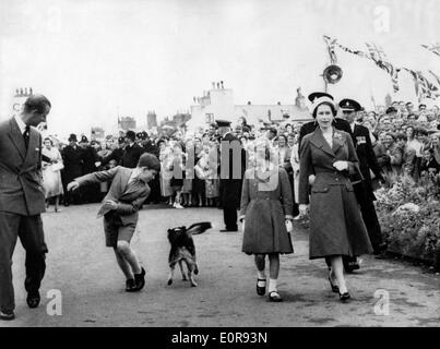 La reine Elizabeth II avec son époux, le Prince Philip et leurs enfants dans la rue Banque D'Images