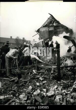 Septembre 02, 1958 - Avion de Viking est écrasée sur maisons à Southall : Vingt personnes ont perdu la vie lorsqu'un avion de Viking est écrasée sur maisons de Southall. Middlesex ce matin. La photo montre une scène de ménage et pompiers creuser dans leur recherche de victimes après l'accident à Southall ce matin. Banque D'Images