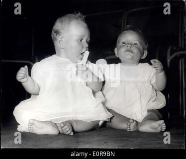 Septembre 05, 1958 - "mon bébé juste'' Concours à Wandsworth. : Quelques bonniest bébés ont à voir à l'Hôtel de Ville de Wandsworth cet après-midi. tenu de l'aide de la Société des marins britanniques. La finale est prévue le 13 octobre. au Kensington Town Hall. Photo montre Julie Tighe (61/2/ mois) mâche son peigne - en attendant que les juges - avec Tony Weller (7mois) à l'émission de cet après-midi. Banque D'Images