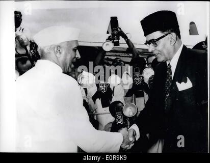 Septembre 09, 1958 - Le Premier Ministre du Pakistan arrive à Delhi pour discuter des différends frontaliers. : M. Firoz Khan midi, le Premier Ministre du Pakistan, est arrivé à New Delhi pour s'entretenir avec M. Nehru concernant les différends survenus dans le cadre de la délimitation des frontières entre les deux pays. Le mois dernier il y a eu plusieurs incidents sur la frontière orientale du nord lorsqu'un certain nombre de personnes ont été tuées dans des échanges de tirs à la frontière. Photo montre M. Firoz Khan Midi, Premier Ministre du Pakistan (à droite) est accueilli par M. Banque D'Images