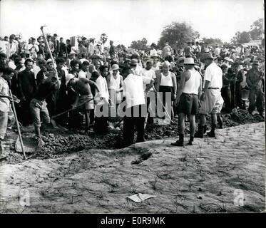 Septembre 09, 1958 - Le Prince Norodom Sihanouk inaugure sa politique de travail au Cambodge. Sous la direction du Prince Norodom Sihanouk le Premier ministre cambodgien - 30 000 Cambodgiens ont récemment pris part à la construction d'un 13 km route reliant les villages de Dangkor et Wat Siengg, à environ 20 km de la capitale.. C'était l'inauguration de la politique de travail du Prince, en vertu de laquelle tous les représentants du gouvernement - y compris des Princes - Petits déjeuners à l'intention des soldats de la police, etc.. doivent passer un mois par an au travail manuel dans les champs, --factory etc Banque D'Images