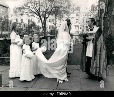 Septembre 09, 1958 - Rev John Pelling est un vicaire en grande demande, ici il est officiant à un mariage dans son Église, Christ Church, Victoria Road, Kensington. Banque D'Images