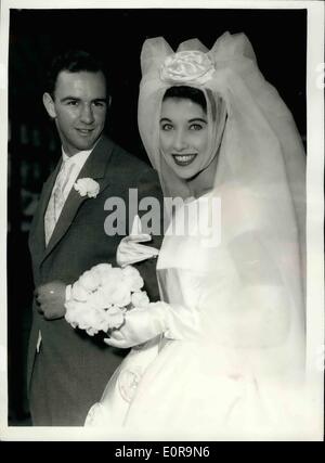 Septembre 09, 1958 - Tennis d'aujourd'hui : le mariage de mariage a eu lieu aujourd'hui à Saint-Paul, l'établissement Knights bridge, de l'Université d'Oxford, le capitaine tennis 21 ans Oliver Prenn, et 19 ans ancien modèle, Mlle Nyda Machin, un ancien concurrent de Wimbledon junior. L'époux dans le fils du Dr. Daniel Prenn, joueur de Coupe Davis allemand des années 30. Meilleur homme était Richard Gonzales, la star du tennis professionnel. Photo Keystone montre :- Les mariés après la peut d'argent. Banque D'Images