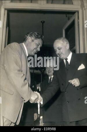 16 octobre 1958 - En revenant de New York, M. Dimitro Chepilov, Ministre soviétique des Affaires étrangères, a invité l'ambassadeur soviétique et Ministre des affaires étrangères français, M. Christian Pineau, pour le déjeuner. Sur la photo : à la sortie du déjeuner, les deux hommes se serrent la main. À gauche : M. Chepilov ; à droite : M. Pineau ; Centre : M. Louis Joxe, Secrétaire Général du Quai d'Orsay. Banque D'Images