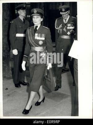 Le 19 octobre 1958 - Inauguration de l'église St Clement Danes : la servivce de reconsécration de St Clement Danes Church, Strand - la RAF. Memorial Church, a eu lieu aujourd'hui - et a été suivi par la Reine, le Prince Philip et d'autres membres de la famille royale. Photo montre la duchesse de Gloucester quitte après la cérémonie. Banque D'Images