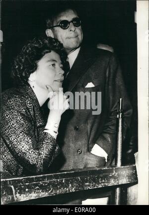 Septembre 09, 1958 - Le Roi et la Reine de Grèce Regarder leur fils participer à la carabine Contest à Zurich : plus de 8 000 garçons ont participé à un concours de tir au fusil à Zurich pendant le week-end-d'entre eux étant le prince Constantin de Grèce - et le concours a été regardé par ses parents le roi Paul et La Reine Frederika qui sont maintenant en vacances à Zurich. Photo montre. Expressions intense sur le visage du roi Paul et La Reine Fredrika en regardant le prince Constantin en compétition dans le concours de Zurich. Banque D'Images