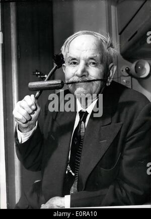 Septembre 09, 1958 - l'homme sauvage sauvage de Moose Jaw. Parmi les arrivées à bord du S.S. Empress of Britain Greenock a récemment été quatre-vingt-douze ans, M. Robert Grossehmig l'Ouest sauvage de shooter, de Moose Jaw, Canada. Il est ici pour un mois de vacances européenne au cours de laquelle il se rendra dans sa ville natale en Allemagne. Photo montre M. Grossehmig avec un couteau de 12 pouces dans ses dents et brandissant un Indien Tomakawk à son arrivée à Greenock. Banque D'Images