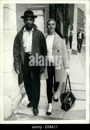 Septembre 09, 1958 - Les personnes arrêtées à Notting Hill Gate émeutes raciales apparaissent à l'ouest de Londres. Un certain nombre de personnes qui ont été arrêtés la nuit dernière dans le Notting Hill Gate ''Color'' des émeutes a comparu à la Cour de Police dans l'ouest de Londres ce matin. Photo Keystone montre : 26 ans Maj Britt qui a été accusé d'obstruction, laisse la cour avec son mari Raymond Morrison après l'audience de ce matin. Elle est d'assister à une audience à la Cour de Tower Hill, jeudi. Banque D'Images