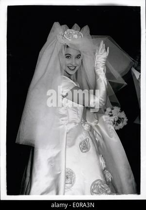 Septembre 09, 1958 - tennis d'aujourd'hui : le mariage de mariage a eu lieu aujourd'hui à Saint-Paul, Chevaliers, mariée entre le tennis de l'Université d'Oxford, 21 ans le capitaine Oliver Prenn, âgée de 19 ans et modèle, Mlle Nyda Machin, un ancien concurrent de Wimbledon Junior. L'époux est le fils du Dr. Daniel Prenn, joueur de Coupe Davis allemand des années 30. Meilleur homme était Richard Gonzales, la star du tennis professionnel. La photo montre l'épouse après la cérémonie. Banque D'Images