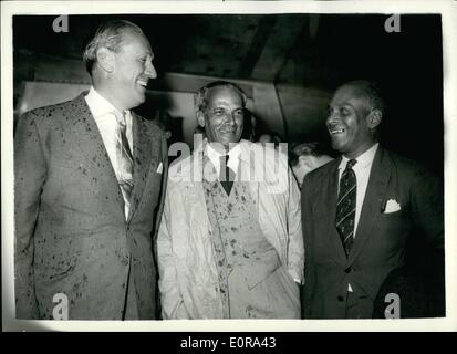 Septembre 09, 1958 - secrétaire colonial retourne à Londres accompagné par les ministres de la Jamaïque et des Antilles. ''Entretiens raciale'' : M. Lennox-Boyd Secrétaire colonial est arrivé à Londres ce soir en provenance des Bermudes. Il était accompagné de M. Manley, le Premier Ministre jamaïcain et le Dr Lacorbiniere, Premier Ministre de la Fédération des Indes occidentales. Ils sont pour des entretiens sur les récents troubles raciaux dans ce pays. Photo montre L-R : à l'arrivée t l'aéroport de Londres ce soir - M. Lennox-Boyd ; M. Manley et le Dr Lacorbiniere. Banque D'Images