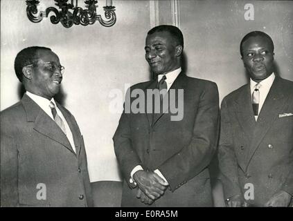 Septembre 09, 1958 - Le Premier Ministre du Togo français à Paris : le premier ministre du Togo français est maintenant à Paris où il devrait avoir des entretiens avec le gouvernement français. Photo montre. De gauche à droite : Savi de Tove, le président du Parlement européen, le Togo Sylvanius olymplo, Premier Ministre, et Santos, ministre de la Justice. Banque D'Images