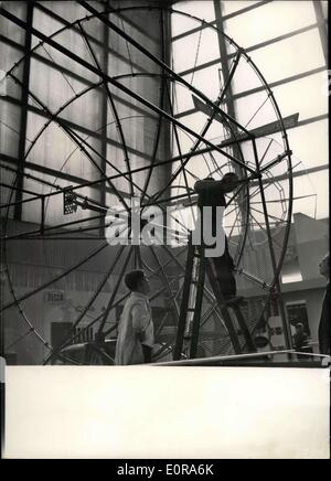17 septembre, 1958 - Radar géant pour une émission de radio : l'assemblée annuelle de la radio ou de la télévision Ouvrira ses portes à la Porte de Versailles, Paris, demain. Photo montre un radar géant hertzien, l'une des principales caractéristiques de l'émission. Banque D'Images
