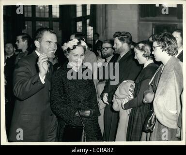 11 novembre 1958 - Vice-président Nixon Tours Oxford University : M. Richard Nixon le Vice-président des Etats-Unis a visité aujourd'hui un grand nombre de collèges à Oxford. Photo montre M. Nixon courbes à certains des étudiants pendant qu'il part Rhodes House - avec Mme Nixon après avoir parlé à l'étudiants britanniques et américains - à Oxford aujourd'hui. Banque D'Images