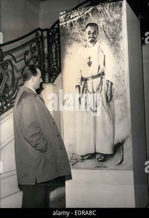 Novembre 11, 1958 - ''White'' du père un souvenir sur exposition à Paris : Une exposition dédiée à Charles de Foucauld, le célèbre Père blanc '''' est aujourd'hui détenu à l'hôtel Rohan, Paris. Une peinture montrant Charles de Foucauld comme missionnaire, en vedette à l'exposition. Banque D'Images