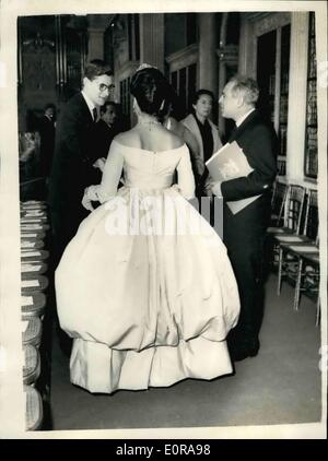 11 novembre 1958 - Préparation pour le Palais de Blenheim Fashion show..Yves Saint Laurent ajuste un modèle : les préparatifs allaient de l'avant aujourd'hui à Blenheim Palace - pour l'écran ce soir pour la Princesse Margaret de la nouvelle collection de Dior - de l'aide de la British Red Cross Society.Phot montre M. Yves Saint Laurent - le succès de Dior - ajuste l'un de ses modèles - au cours de la préparation de l'affichage à Blenheim aujourd'hui. Banque D'Images