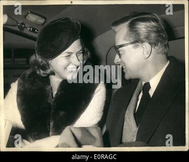 11 novembre 1958 - Ingrid Bergman et mari-à-être arriver à Londres. Pour première de ''The Inn at Temple Street'' : Sen star I Banque D'Images