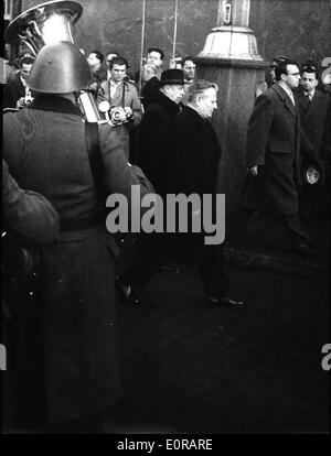 11 novembre 1958 - Visite d'État de Berlin : à la gare de Berlin, le 2 Novembre 19th, une partie du gouvernement et de la délégation de la République tchécoslovaque, dirigé par le président tchécoslovaque Antonin Novotny, est arrivé. La photo montre l'état Président et Président du Comité central du parti communiste tchèque, Antonin Novotny, lors de l'inspection de la garde d'honneur, derrière lui sur la gauche : premier secrétaire du Parti de l'unité de l'Allemagne, Walter Ulbricht. Banque D'Images